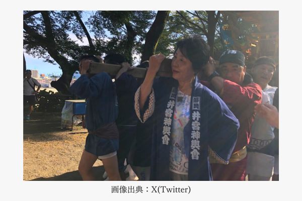 神輿を担ぐ上川陽子さん